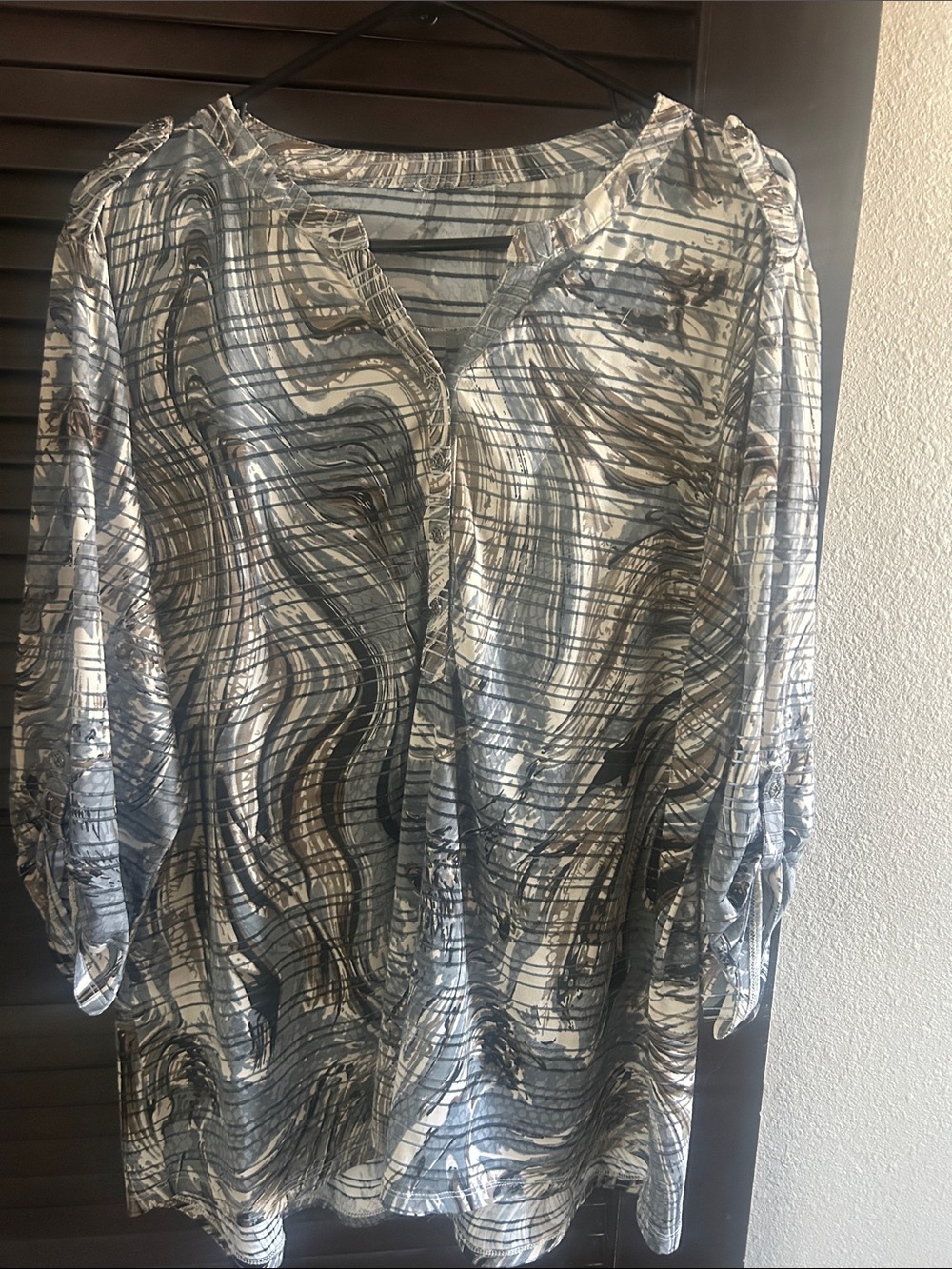Men's Long-Sleeve V-Neck Shirt in Gray Marble Print